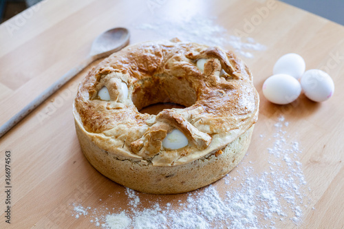 Casatiello o tortano napoletano. Rustico tipico della tradizione italiana napoletana.
