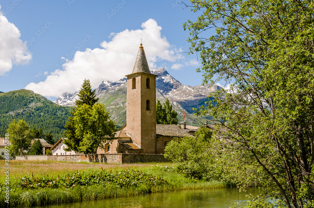 Sils, Segl, Baselgia, St. Lorenz, Kirche, Pfarrkirche, Inn, Fluss, Oberengadin, Piz da la Margna, Engadin, Seenplatte, Alpen, Wanderweg, Graubünden, Sommer, Schweiz Sils, Segl, Baselgia, St. Lorenz, Kirche, Pfarrkirche, Inn, Fluss, Oberengadin, Piz da la Margna, Engadin, Seenplatte, Alpen, Wanderweg, Graubünden, Sommer, Schweiz