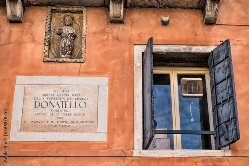 Canvas Print padua, italien - fenster mit gedenktafel von donatello an seinem alten wohnhaus