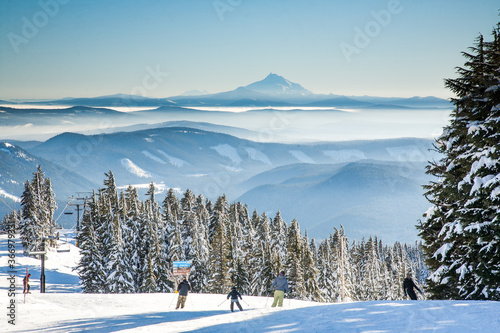 фотографія Mt Hood, Oregon;  Skiers making a run on the slopes of Mt Hood, Oregon, Mt Hood National Forest