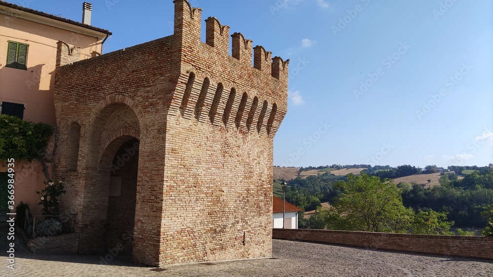 Torre Malatestiana del XV secolo a Castel Colonna di Trecastelli nelle Marche