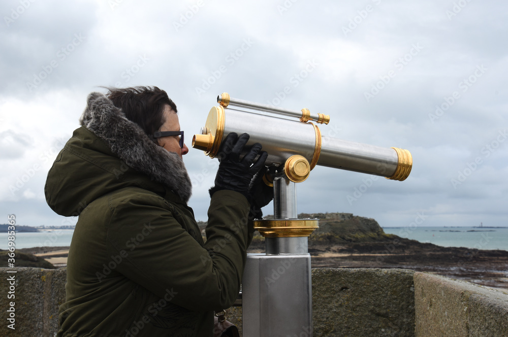 Obraz premium Woman looking with long view