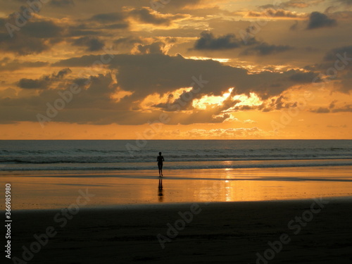 personne sur la plage au coucher du soleil photo