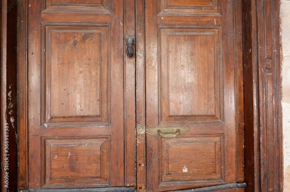 Puerta antigua de madera con pomo y llamador de metal Puerta antigua de madera con pomo y llamador de metal