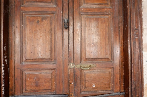 Puerta antigua de madera con pomo y llamador de metal