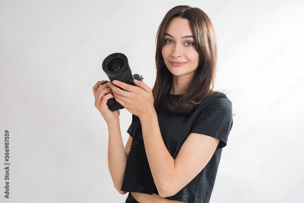 Junge Frau beim Fotografieren mit einer Spiegelreflexkamera Junge Frau beim Fotografieren mit einer Spiegelreflexkamera