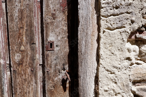 Puerta vieja de madera con cerradura oxidada