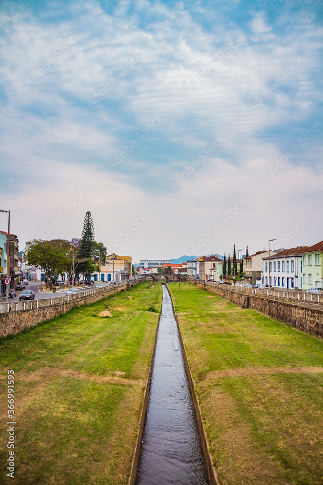 River that flows into the Historic City