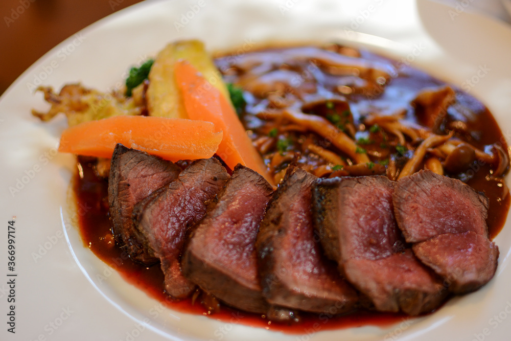 鹿肉のステーキ赤ワインソース。山梨県北杜市小渕沢の洋食レストランこぶダイニング。 鹿肉のステーキ赤ワインソース。山梨県北杜市小渕沢の洋食レストランこぶダイニング。