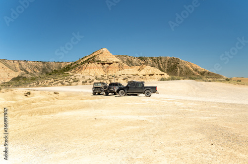 Paisaje desértico coches todoterreno