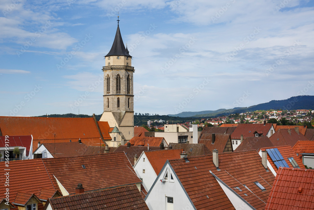 Über den Dächern der Kreisstadt Balingen mit Ausblick auf die Stadtkirche