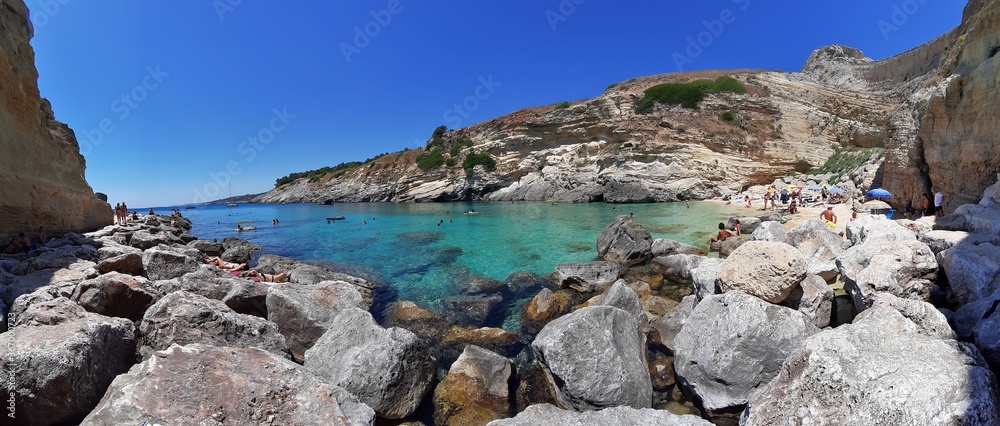 Santa Cesarea Terme - Panoramica della spiaggia di Torre Miggiano dagli scogli Santa Cesarea Terme - Panoramica della spiaggia di Torre Miggiano dagli scogli