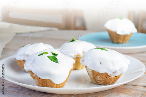 Bild auf Leinwand Cupcake with white cream in a plate