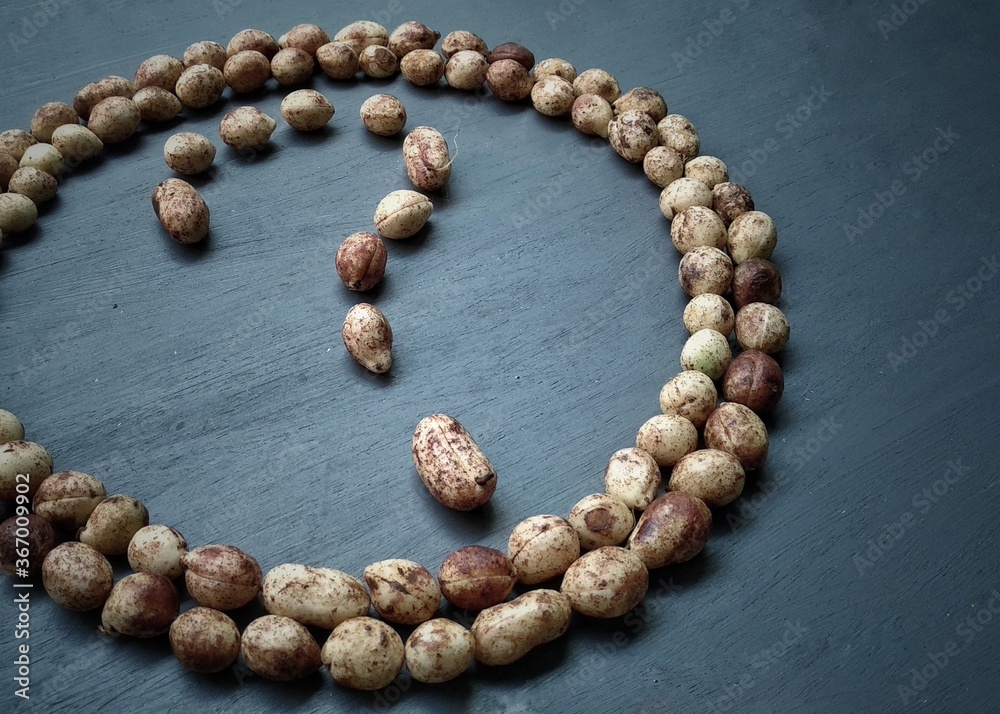 Obraz premium Circle shape with question mark shape made from bamabra groundnut