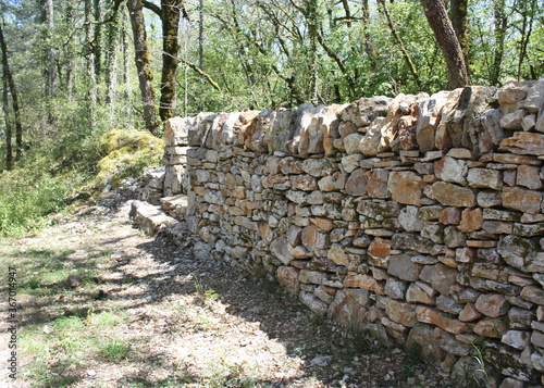 paysage de mur en pierres sèches en occitanie ,france