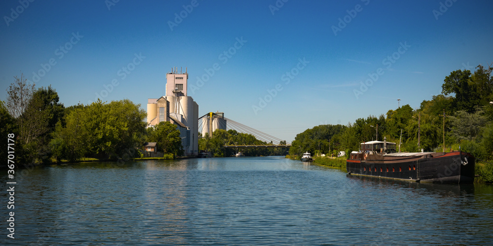Naklejka premium fluvial stroll on the loing