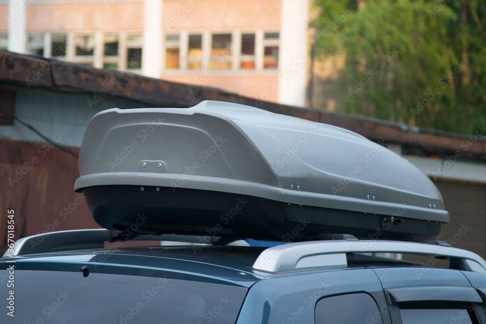 The trunk on the car roof to transport goods.