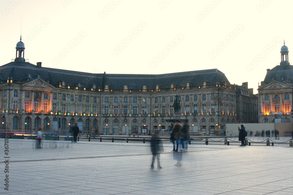 Naklejka premium Bordeaux (33) : La place de la bourse à la tombée de la nuit