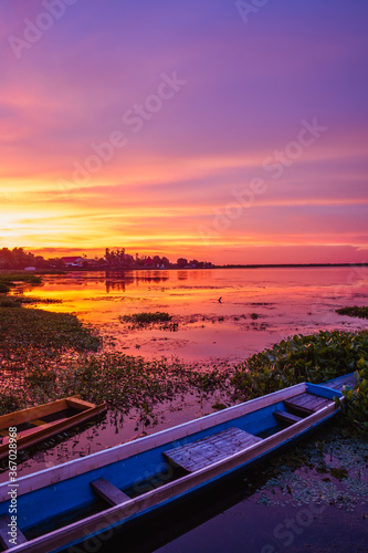 Tableau sur toile sunset over the river,sakon nakhon province,thailnad