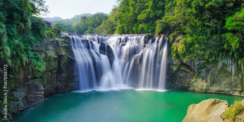 Obraz premium Shifen Waterfall - Famous nature landscape of Taiwan, shot in Pingxi District, New Taipei, Taiwan.