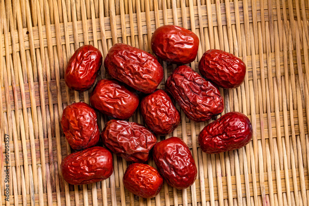 Red jujube, medlar, blood and ear dried lily decoction Red jujube, medlar, blood and ear dried lily decoction