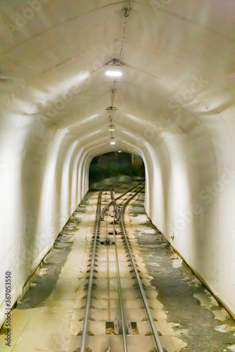ケーブルカーのトンネル 
