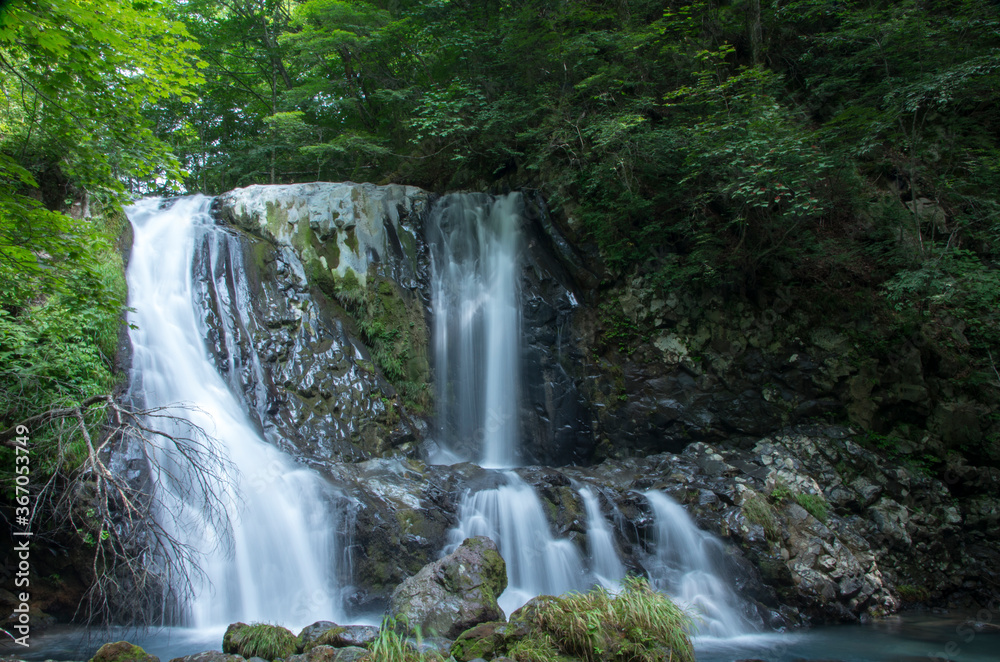 御嶽山のこもれびの滝