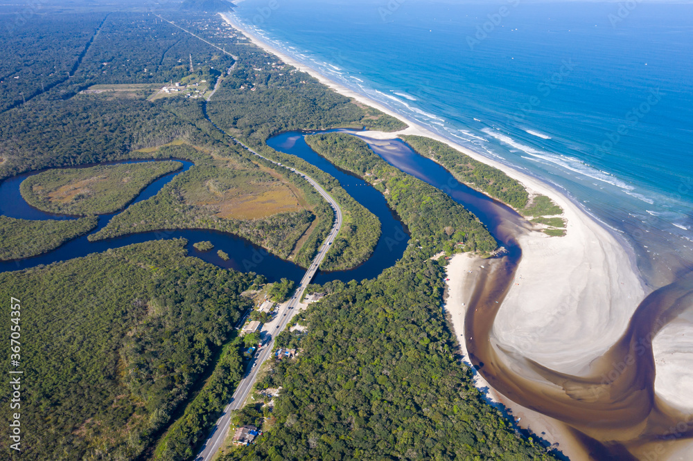 Foto aérea do encontro da água do rio com o mar. Praia de Guaratuba e ...