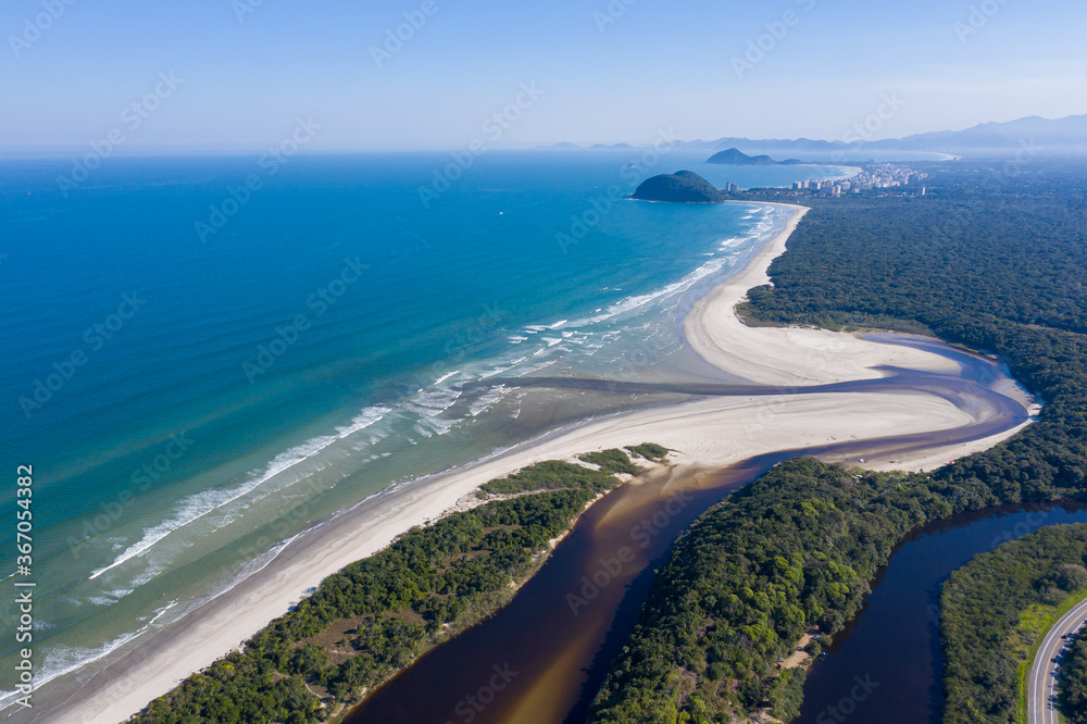 Foto aérea do encontro da água do rio com o mar. Praia de Guaratuba e ...