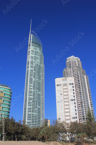 Edificios entre un cielo azul