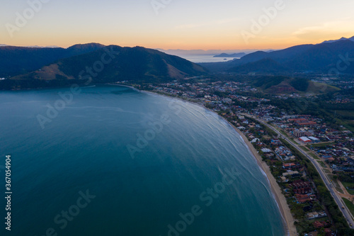 Foto aérea de Caraguatatuba ao entardecer.