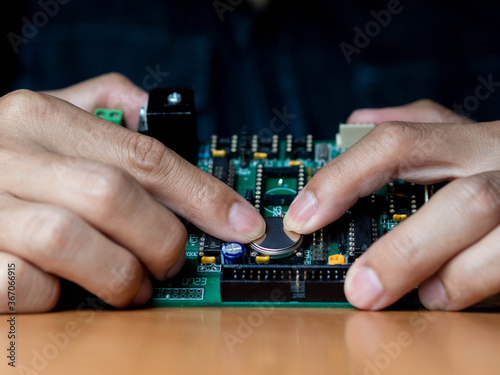 People assembly electronic part of to board