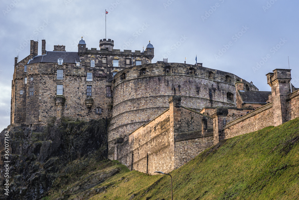 Walls of castle, main landmark in the Old Town of Edinburgh city, Scotland, UK Walls of castle, main landmark in the Old Town of Edinburgh city, Scotland, UK