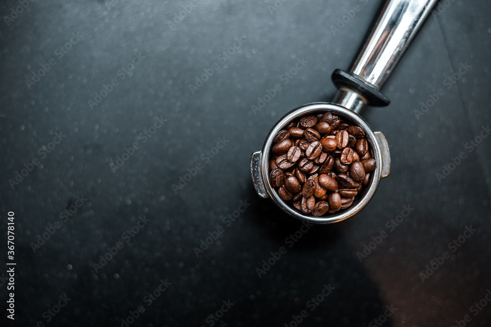 Obraz premium the coffee beans in to the coffee tamper
