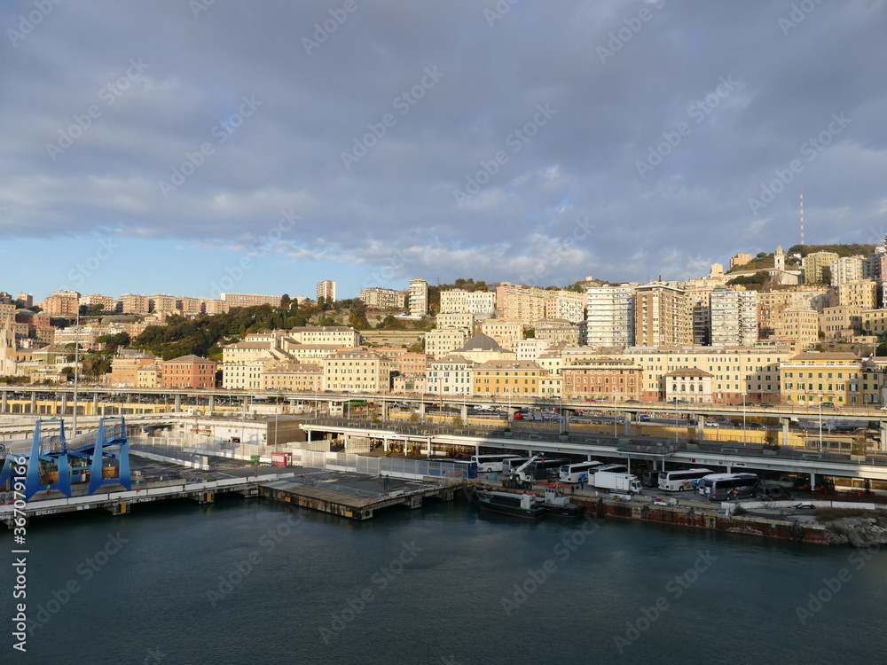 Blick auf Hafen und Stadt Genua Italien View of harbour and city of Genua Italy
