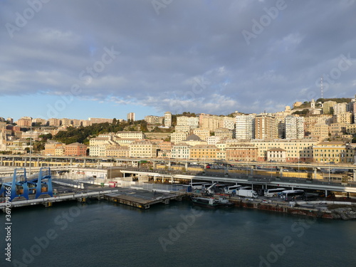 Blick auf Hafen und Stadt Genua Italien View of harbour and city of Genua Italy