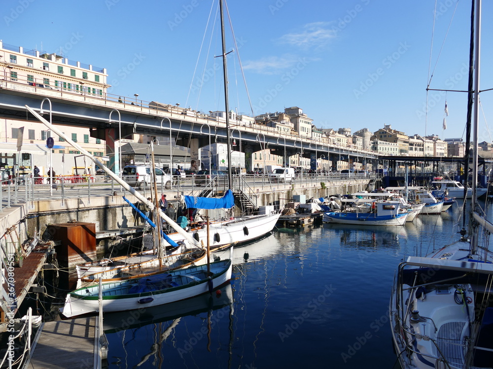 Fischerboote im Hafen von Genua, im Hintergrund die Stadtautobahn