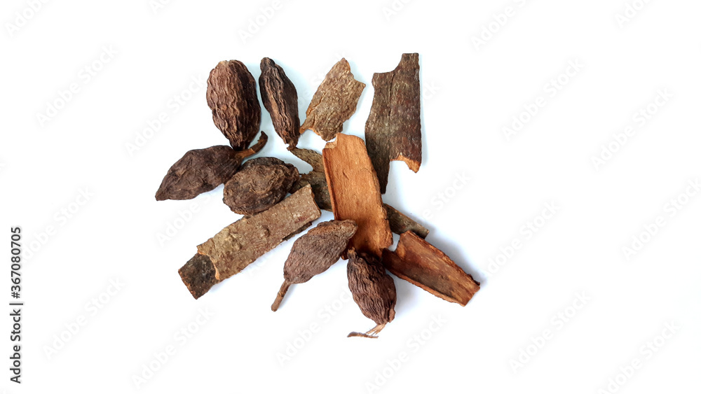 Black Cardamom And Cinnamon Mixed Spice Isolated on White Background Black Cardamom And Cinnamon Mixed Spice Isolated on White Background