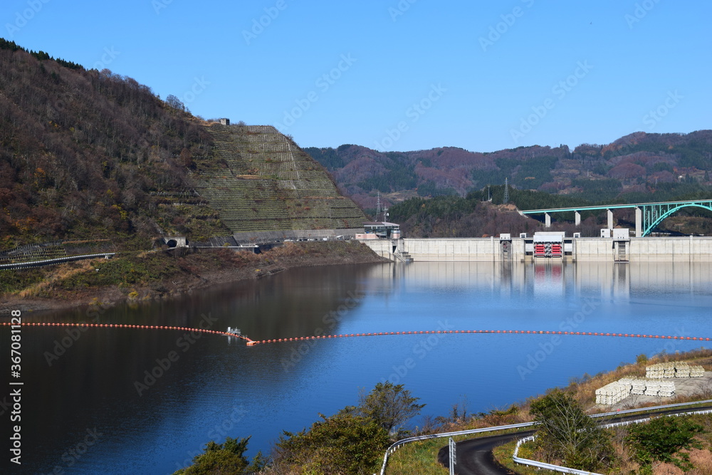 Fototapeta premium 寒河江ダム（ダム湖百選）／ 山形県西川町にある、県内最大のダムです。ダムによって形成された人造湖は、月山より名を取って月山湖（がっさんこ）と命名され、財団法人ダム水源地環境整備センターが選定する、ダム湖百選に選ばれています。