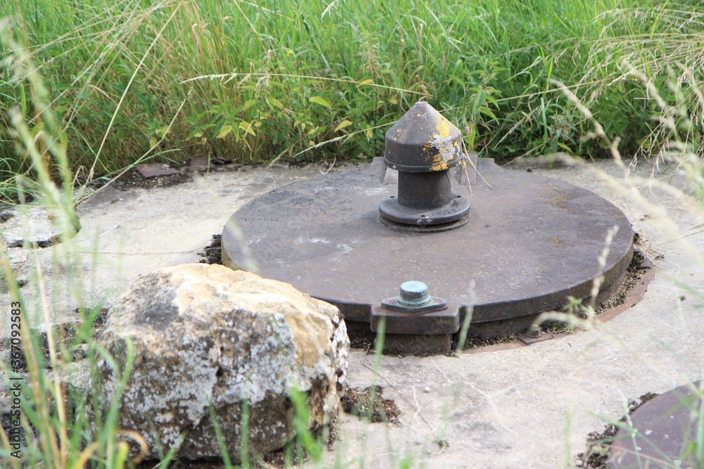 Alter Brunnendeckel Deckel eines Brunnen Wasserbrunnen mit großem Stein Felsen Alter Brunnendeckel Deckel eines Brunnen Wasserbrunnen mit großem Stein Felsen