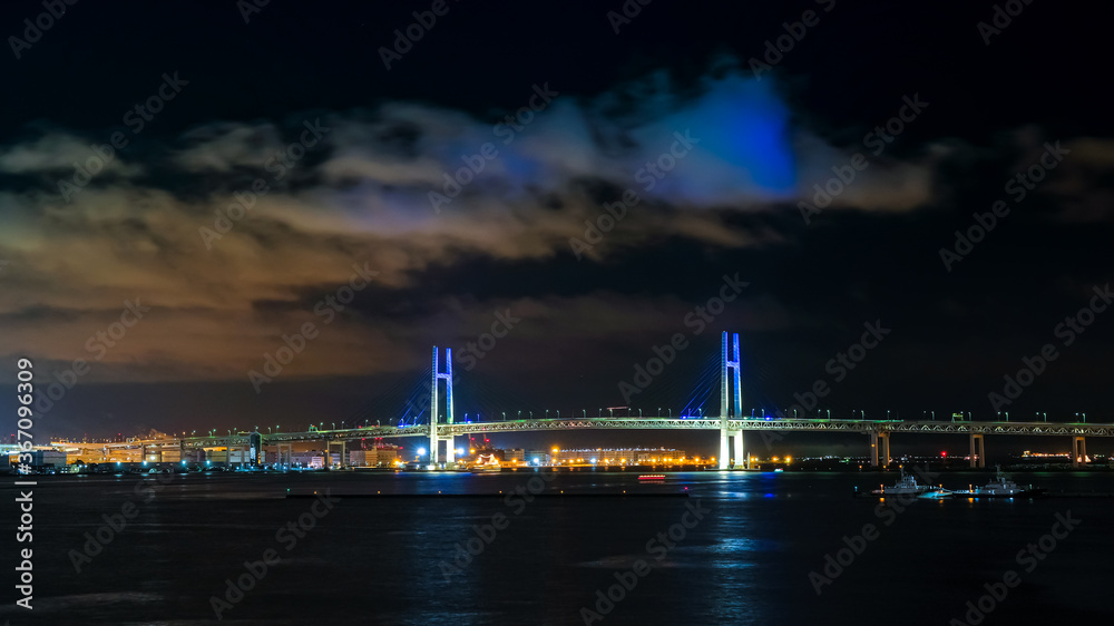 横浜ベイブリッジの夜景 青色のライトアップ