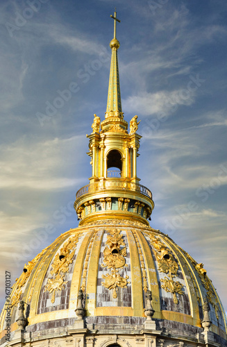 Detalle cupula monumento Los Invalidos en Paris photo