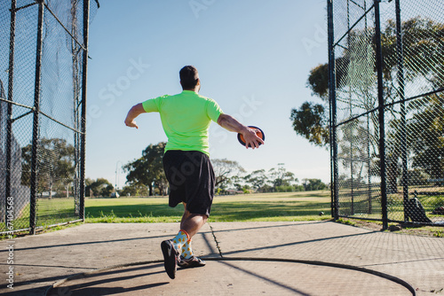 Fotografie Discus thrower in cage