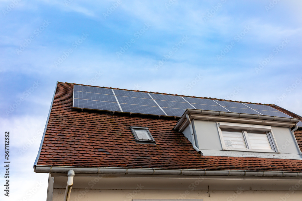 Solarzellenmodule auf einem Hausdach