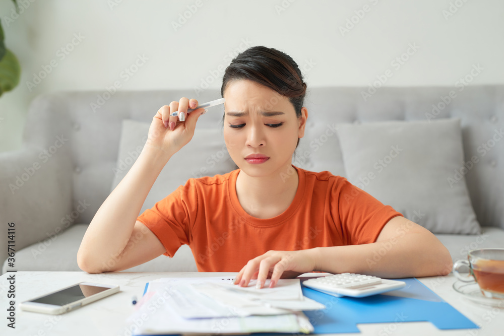 Housewife counting the calculator at home Housewife counting the calculator at home