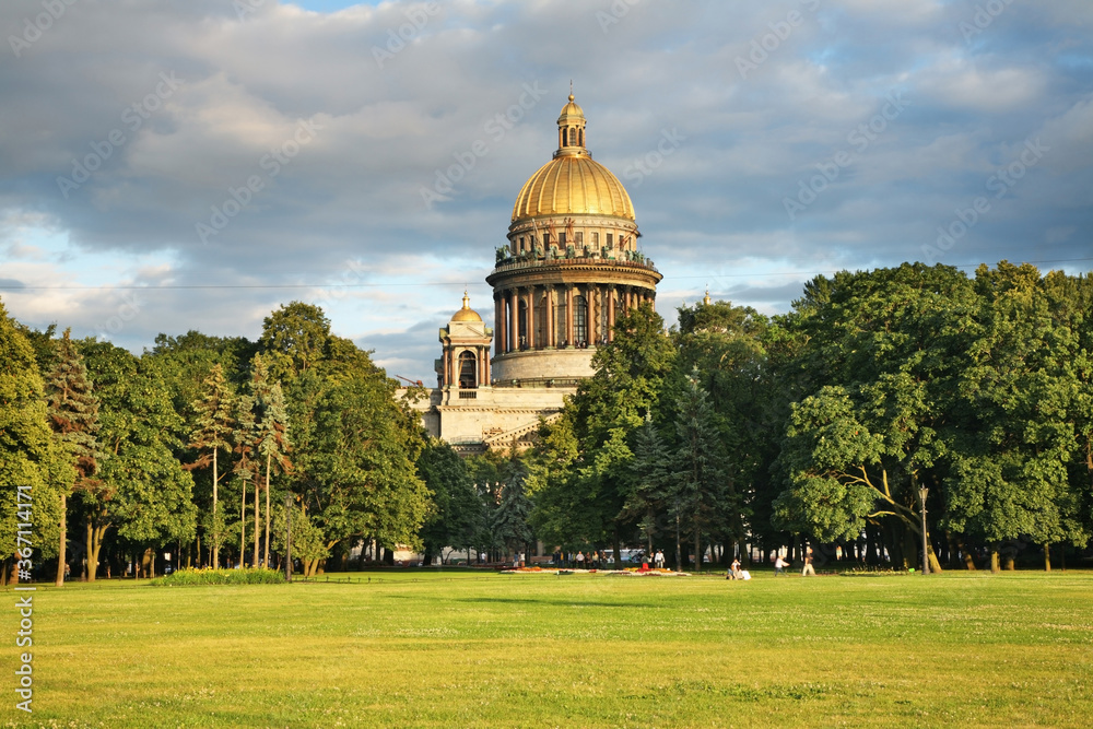 Alexander Garden and Cathedral of Saint Isaac (Isaakievskiy Sobor) in Saint Petersburg. Russia