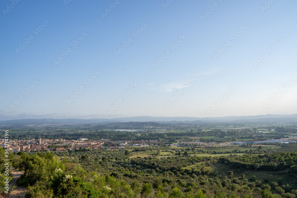Views of a plain with a village in the middle of fields