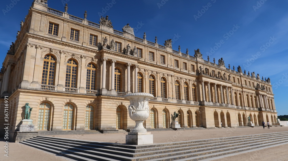 Château de Versailles, façade du corps central du palais royal et sa terrasse (France)