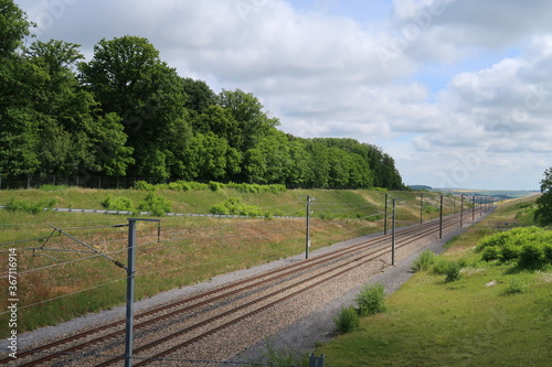 Ligne de chemin de fer, voie ferrée dans la campagne de Champagne Ardenne, dans la région Grand Est (France)