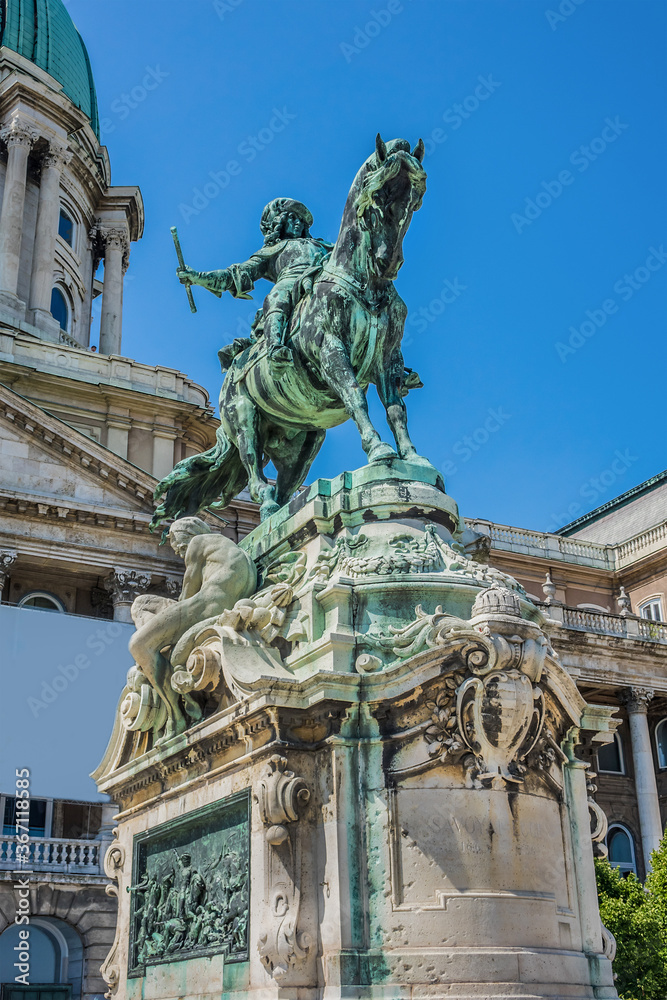 Obraz premium Bronze equestrian statue representing Prince Eugene of Savoy (1900), a hero who was responsible for defeating the Ottoman Army and liberating Budapest from the Turks. Buda castle, Budapest, Hungary.